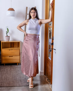 Falda con tiras. Color: Palo Rosa liso.