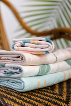 Cargar imagen en el visor de la galería, Paño monsteras rosado