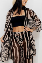 Cargar imagen en el visor de la galería, Kimono. Color: negro-beige estampado.