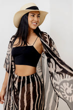 Cargar imagen en el visor de la galería, Kimono. Color: negro-beige estampado.