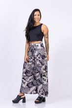 Cargar imagen en el visor de la galería, Pantalón con tiras. Color: hojas estampado.