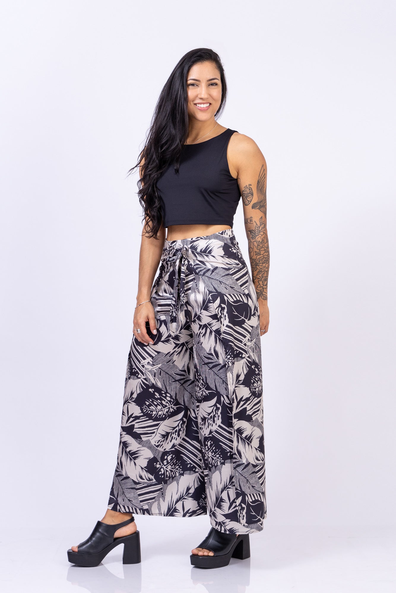 Pantalón con tiras. Color: hojas estampado.
