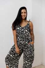 Cargar imagen en el visor de la galería, Enterizo flojo. Color: Negro- estampado