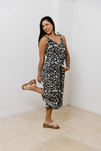 Cargar imagen en el visor de la galería, Enterizo flojo. Color: Negro- estampado