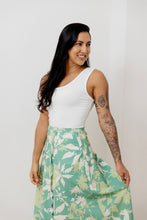 Cargar imagen en el visor de la galería, Falda ajustable. Color: Verde estampado