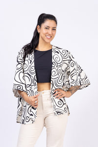 Kimono. Color: Blanco y negro