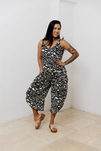 Cargar imagen en el visor de la galería, Enterizo flojo. Color: Negro- estampado