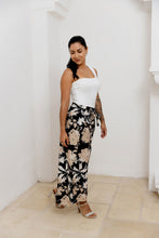 Cargar imagen en el visor de la galería, Pantalón con tiras. Color: Estampado negro.