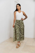 Cargar imagen en el visor de la galería, Pantalón con tiras. Color: verde estampado